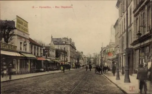 Ak Versailles Yvelines, Café du Globe, Rue Duplessis, Straßenansicht, Menschen, Pferdewagen