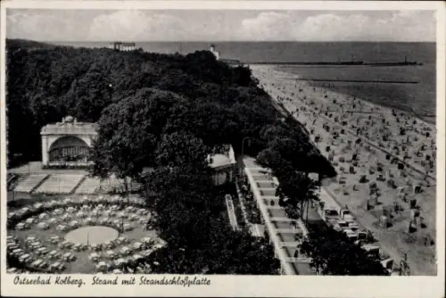 Ak Kołobrzeg Ostseebad Kolberg Pommern, Ostseebad  Strand mit Strandpromenade, Liegen, Bäume, Mee