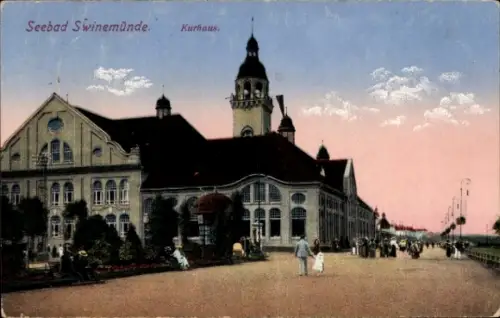 Ak Świnoujście Swinemünde Pommern, Seebad  Kurhaus, Menschen auf der Straße,  