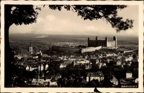 Ak Pressburg Bratislava Slowakei , Blick auf  Burg, Stadtansicht, Bäume im Vordergrund