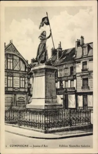 Ak Compiègne Oise, Statue von Jeanne d'Arc, Stadtansicht,  von Compiègne