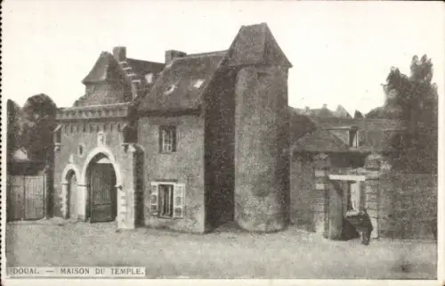 Ak Douai Nord, Haus mit Tor, Mauer, Tür, Beschriftung:  Maison du Temple
