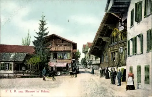 Ak Brienz Kanton Bern, Strasse in  Häuser, Menschen, Bäume, Geschäfte