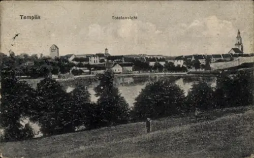 Ak Templin in der Uckermark,  Totalansicht, Fluss, Bäume, Personen