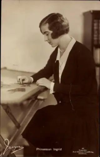 Ak Prinzessin Ingrid von Schweden am Schreibtisch