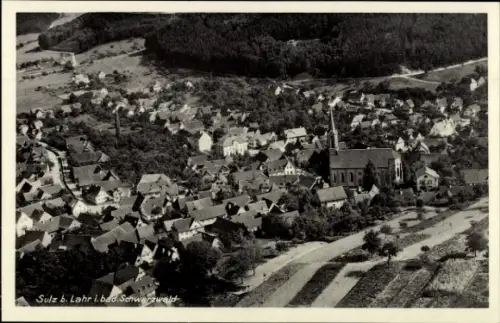 Ak Sulz Lahr im Schwarzwald, Luftaufnahme von Sulz, Kirche, Häuser, Wald, Straße