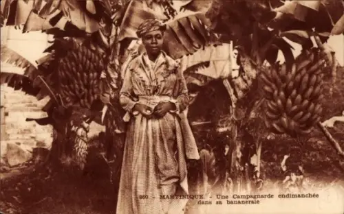 Ak Martinique, Frau im Sonntagsstaat auf einer Bananenplantage