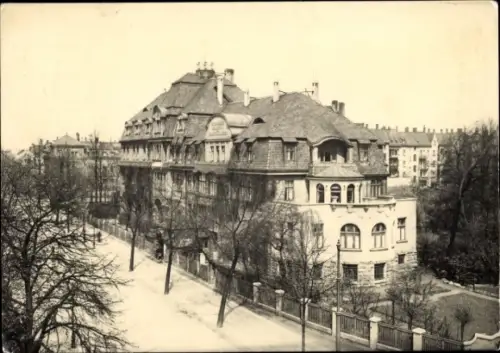 Ak Zwickau in Sachsen, Großes Gebäude, Bäume, ruhige Straße