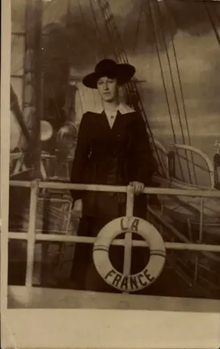 Ak Frau am Bord des Dampfers La France, Mode