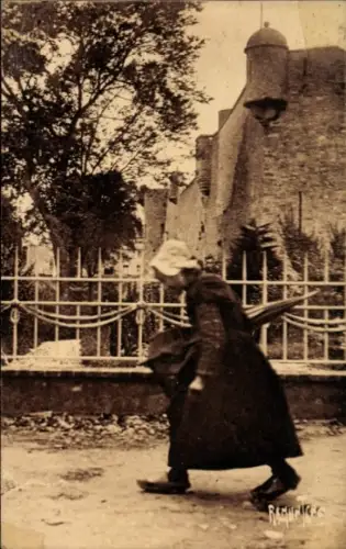 Ak Noirmoutier Vendée, Frau in Tracht, Schloss