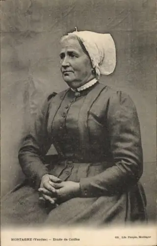 Ak Mortagne Vendée, Frau in Tracht, Etude de Coiffes