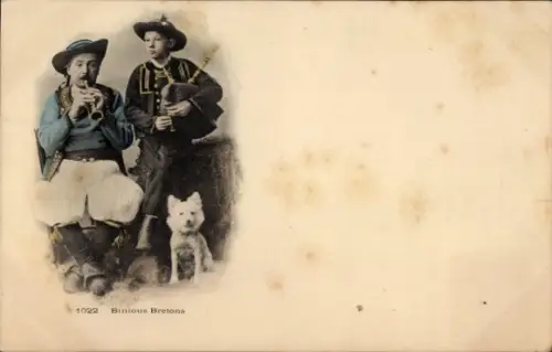 Ak Musizierende Männer in bretonischen Trachten, Hund