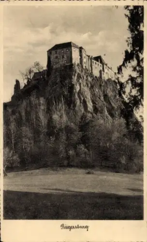 Ak Riegersburg Steiermark, Burg auf einem Felsen, Bäume im Vordergrund, Schwarz-Weiß-Foto