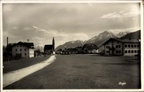 Ak Anger Steiermark, Dorfansicht mit Kirche, Bergen im Hintergrund, Straße, Häuser