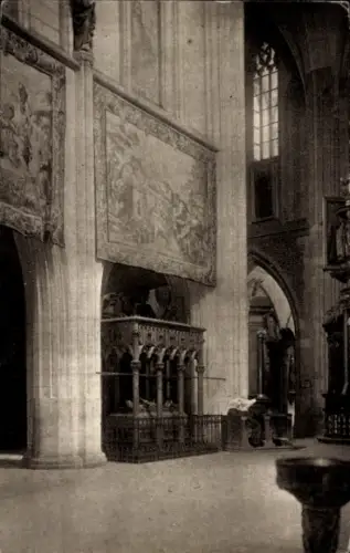 Ak Kraków Krakau Polen, Innenansicht der Wawel-Kathedrale, Wandteppiche, Säulen, gotische Element