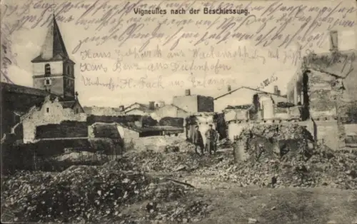 Ak Vigneulles lès Hattonchâtel Lothringen Meuse, Vernichtete Gebäude, Ruinen, Kirche im Hintergru