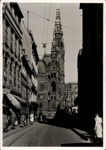 Ak Reichenberg in Böhmen Liberec Tschechien, Straße mit Menschen, Turm im Hintergrund, Schwarz-We