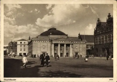 Ak Gdańsk Danzig, Staatstheater, Menschen auf der Straße,  Architektur