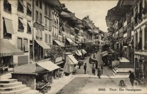 Ak Thun Kanton Bern Schweiz,  Hauptgasse, Straßenansicht, Menschen, Geschäfte, Markstände