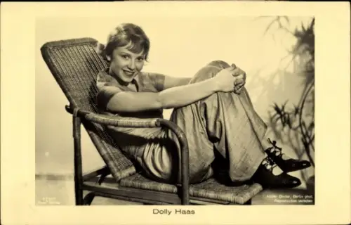 Ak Schauspielerin Dolly Haas, Sessel