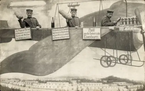 Foto Ak Elsenborn Bütgenbach Wallonien Lüttich, Truppenübungsplatz, deutsche Soldaten im Flugzeug