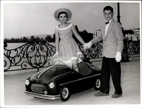 Foto Mode, Concours d'Elegance d'Enghien Juni 1955, Mädchen im Kleid, Junge im Anzug, Spielzeugauto