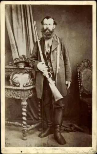 Foto Otto von Hövel, Standportrait mit Gewehr, Südafrika 1905