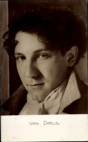 Ak Schauspieler Edmond van Daele, Locken, Schal, hochgestellter Kragen