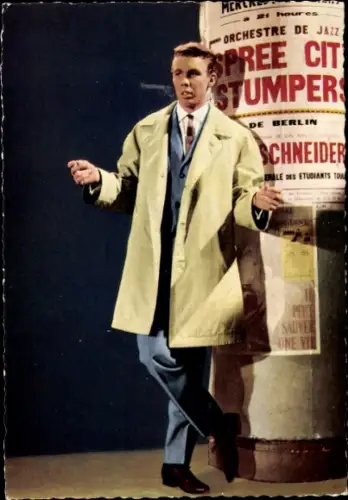 Ak Schauspieler und Sänger Peter Kraus, Standportrait, Litfaßsäule