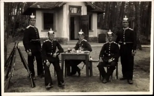 Foto Ak Deutsche Soldaten in Uniform, Gruppenbild, Pickelhauben