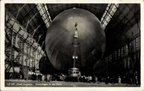 Ak Friedrichshafen am Bodensee, Luftschiff LZ 127, Zeppelin, Einbringen in die Luftschiffhalle