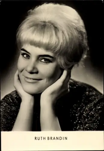 Ak Schlagersängerin Ruth Brandin, Portrait