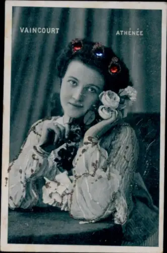 Glitzer Ak Porträt einer jungen Frau, Blumen