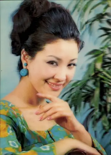 3-D Ak Porträt einer lächelnden Asiatin