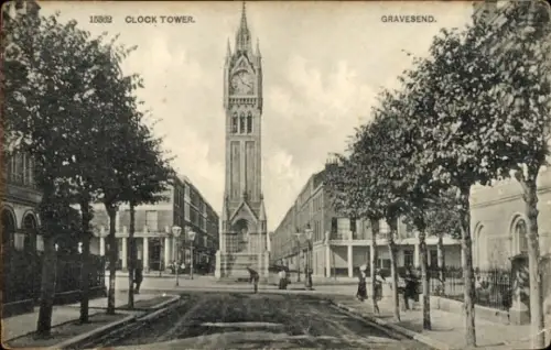 Ak Gravesend Kent England, Uhrturm,  Straßenansicht, Bäume, Menschen