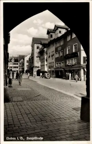 Ak Lindau am Bodensee Schwaben, Lindau i. B., Hauptstraße, Stadtansicht, Menschen auf der Straße