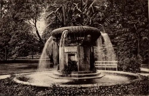 Ak Chemnitz in Sachsen, Brunnen mit Wasserfall, Pflanzen, Parklandschaft, Chemnitz