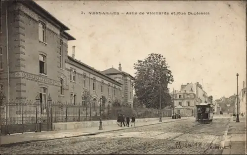 Ak Versailles Yvelines,  Asile de Vielllards, Rue Duplessis, Straßenansicht, Personen, Straßenbah
