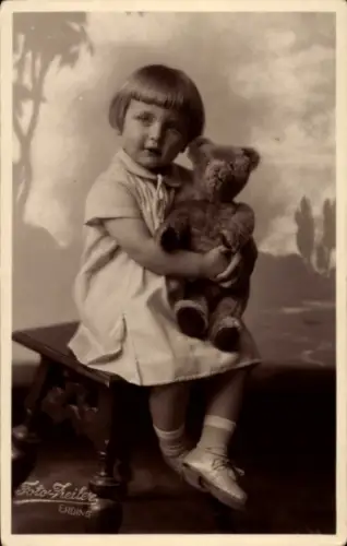Foto Ak Kinderportrait, Mädchen mit Teddybär, 1929, Fotograf Zeiler, Erding