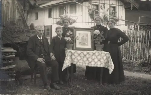 Foto Ak Familienportrait im Garten zum Geburtstag des Vaters im Felde, gerahmtes Portrait, 1. WK