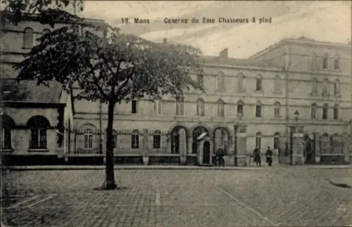 Ak Mons Wallonien Hennegau, Caserne du 2me Chasseurs à pied, Baum, Soldaten, Straße