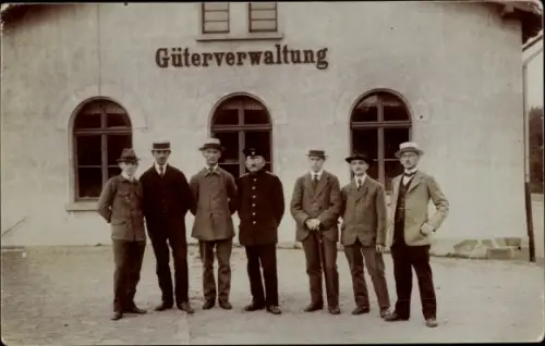 Foto Ak Männergruppe vor einem Gebäude der Güterverwaltung