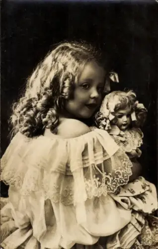 Ak Mädchen mit Puppe, Portrait