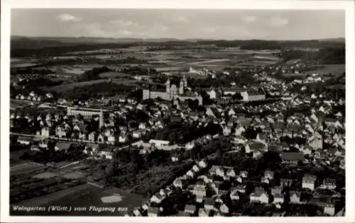 Ak Weingarten in Württemberg, Luftaufnahme von  Text: Weingarten (Württ.) vom Flugzeug aus