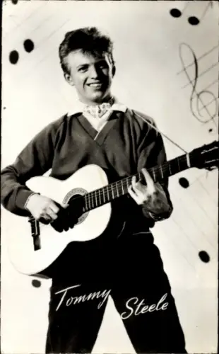 Ak Schauspieler und Musiker Tommy Steele mit Gitarre