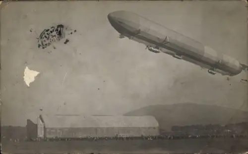 Foto Ak Zeppelin, Luftschiff, Luftschiffhalle