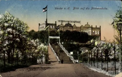 Ak Werder an der Havel, Blick auf die Bismarckhöhe, Flagge, Treppe, Bäume, Schriftzug 'HISMARCKHO