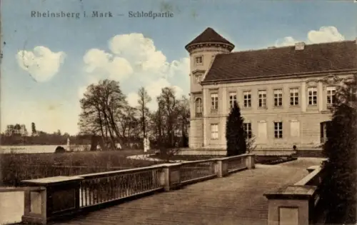 Ak Rheinsberg in der Mark,  Schloss, Parklandschaft, Wasser, Bäume