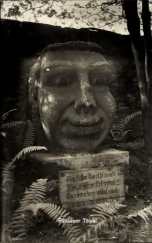 Ak Passau in Niederbayern, Skulptur eines Gesichts, Text in Frakturschrift, Passauer Tölpel