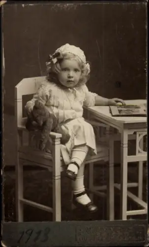 CdV Kinderportrait, Kleines Mädchen mit Teddybär, 1913